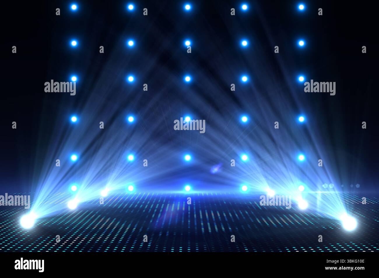 Eine Reihe von blauen Spots und LED-Bodenleuchten leuchtet auf der dunklen Bühne, futuristischer Vibe Stockfoto