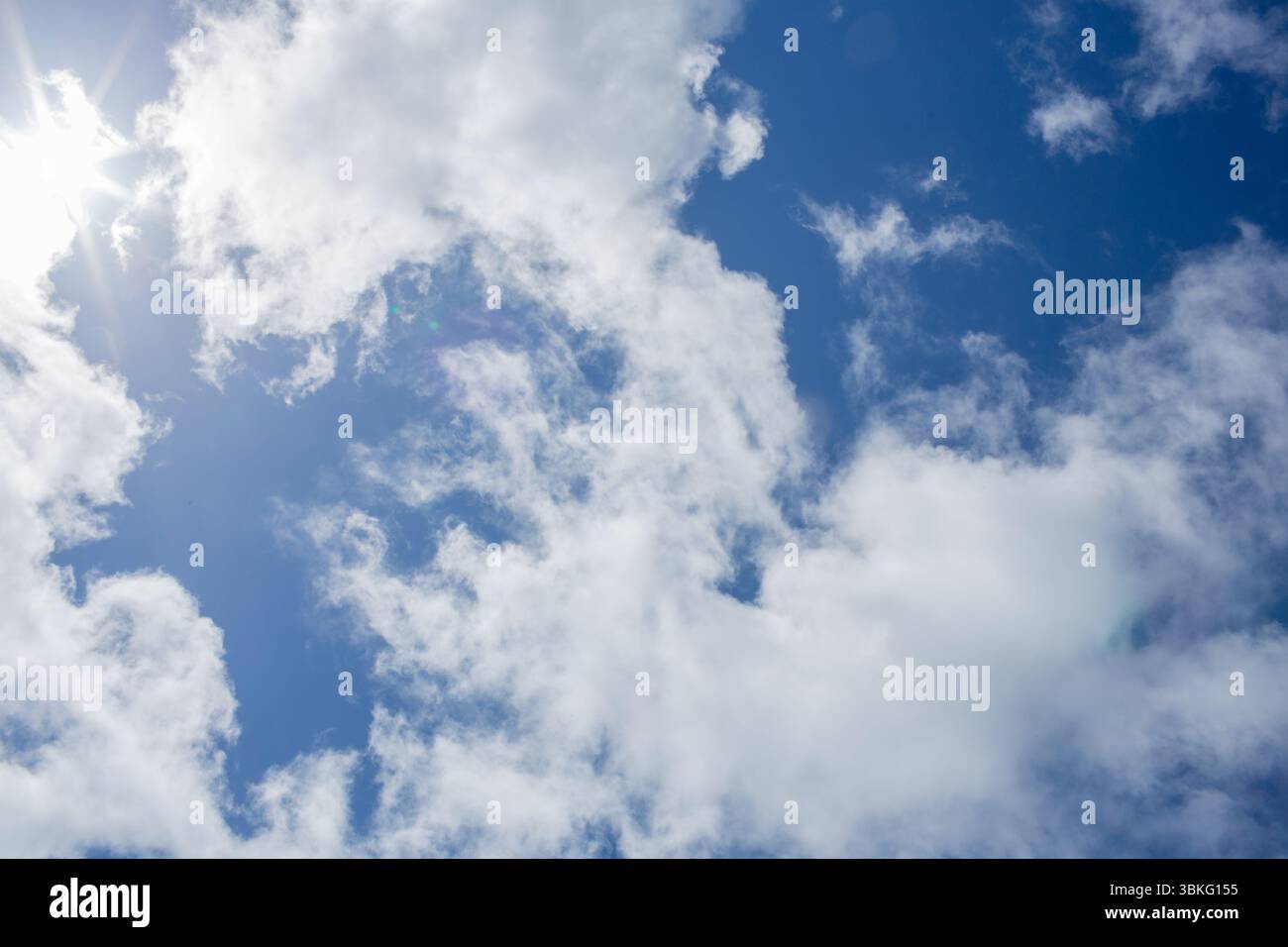 Strahlend blauer Himmel mit Wolken Stockfoto