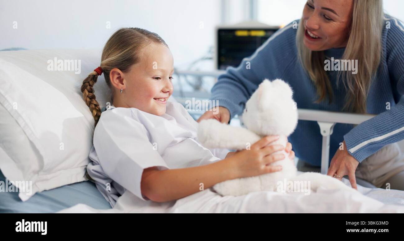 Teddybär, spielend und Mutter mit Kind im Krankenhaus mit Besuch für Unterstützung, Bindung oder Erholung. Lächeln, flauschiges Spielzeug und Mama, die Spaß mit Mädchen hat Stockfoto