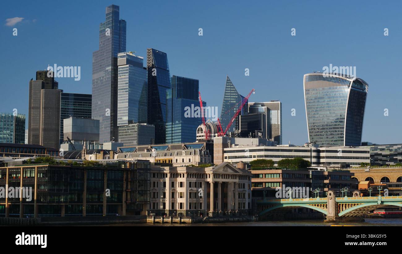 Das Finanzviertel der City of London vom Südufer der Themse aus gesehen Stockfoto