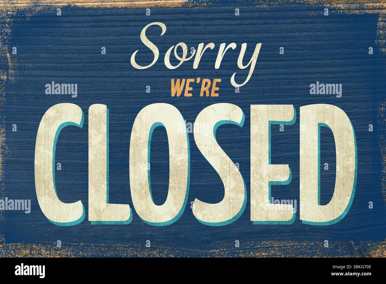 Mit rustikalem, flachem Holzschild mit abgebrochenen blauen Dielen, auf denen „Sorry WE'RE CLOSED“ steht Stockfoto Mit rustikalem, flachem Holzschild mit abgebrochenen blauen Dielen, auf denen „Sorry WE'RE CLOSED“ steht Stockfoto