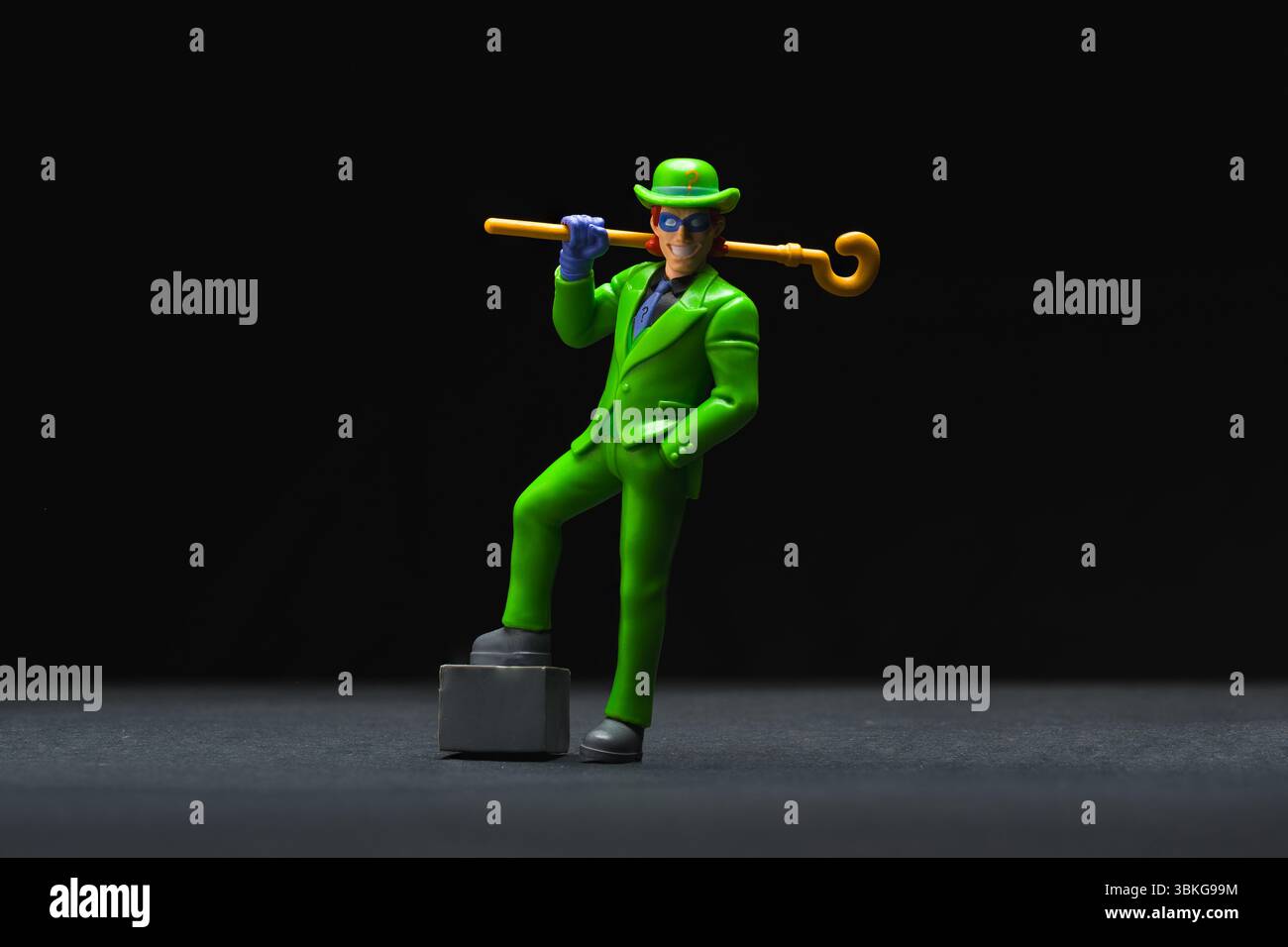 Antalya, Türkei - 18. Juni 2025: Riddler-Action-Figur steht selbstbewusst auf schwarzem Hintergrund Stockfoto