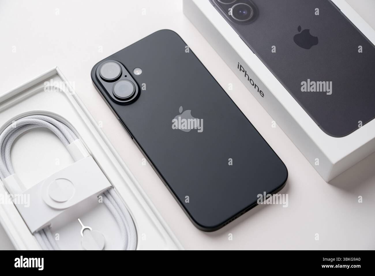 Antalya, Türkei - 15. Juni 2025: Neues iPhone 16 Smartphone und iPhone 16 Box Stockfoto