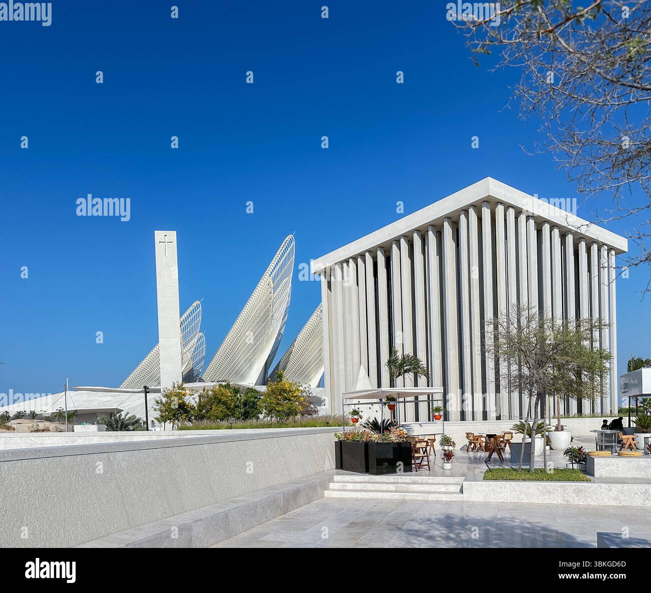 Zayed National Museum im Kulturviertel Saadiyat, Abu Dhabi, aus Sicht des Abrahamic Family House Stockfoto