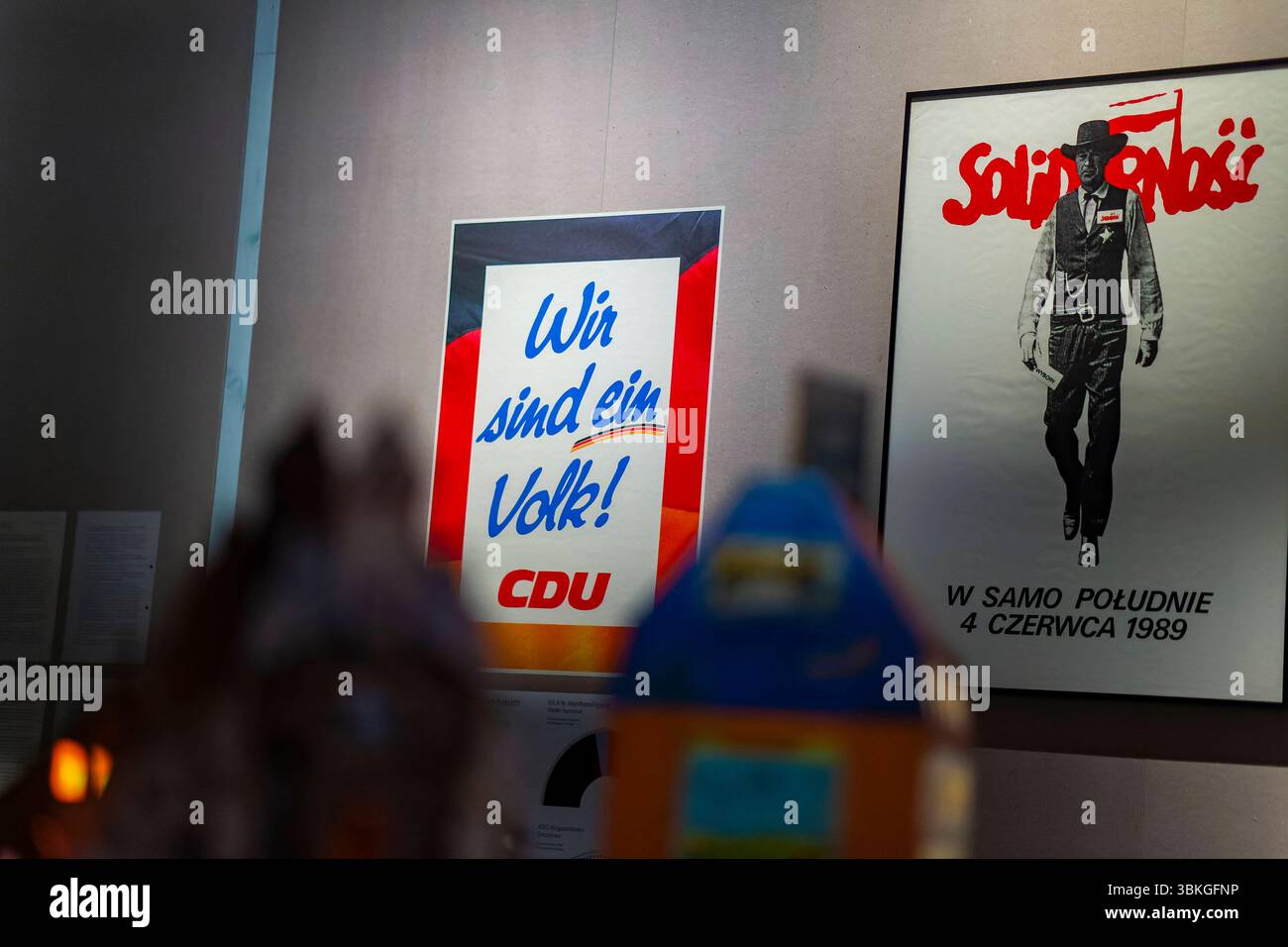 Ausstellung ÂFreiheit Svoboda WolnoÅÄ. Eine unvollendete Geschichte.Â im Hygiene-Museum Dresden die Ausstellung behandelt das vielschichtige Thema Freiheit aus historischer, kultureller und aktueller Perspektive. Zeigt wird, wie unterschiedliche Freiheitsbegriffe in Europa, besonders in Polen, Tschechien und der DDR, entstanden sind und sich bis heute weiterentwickeln. Entstanden ist sie in Zusammenarbeit mit dem Europäischen SolidarnoÅÄ-Zentrum in Danzig, der Nationalgalerie Prag und dem Nationalmuseum Breslau. Dresden Sachsen Deutschland *** Ausstellung Freiheit Svoboda WolnoÅÄ an Unfinishe Stockfoto