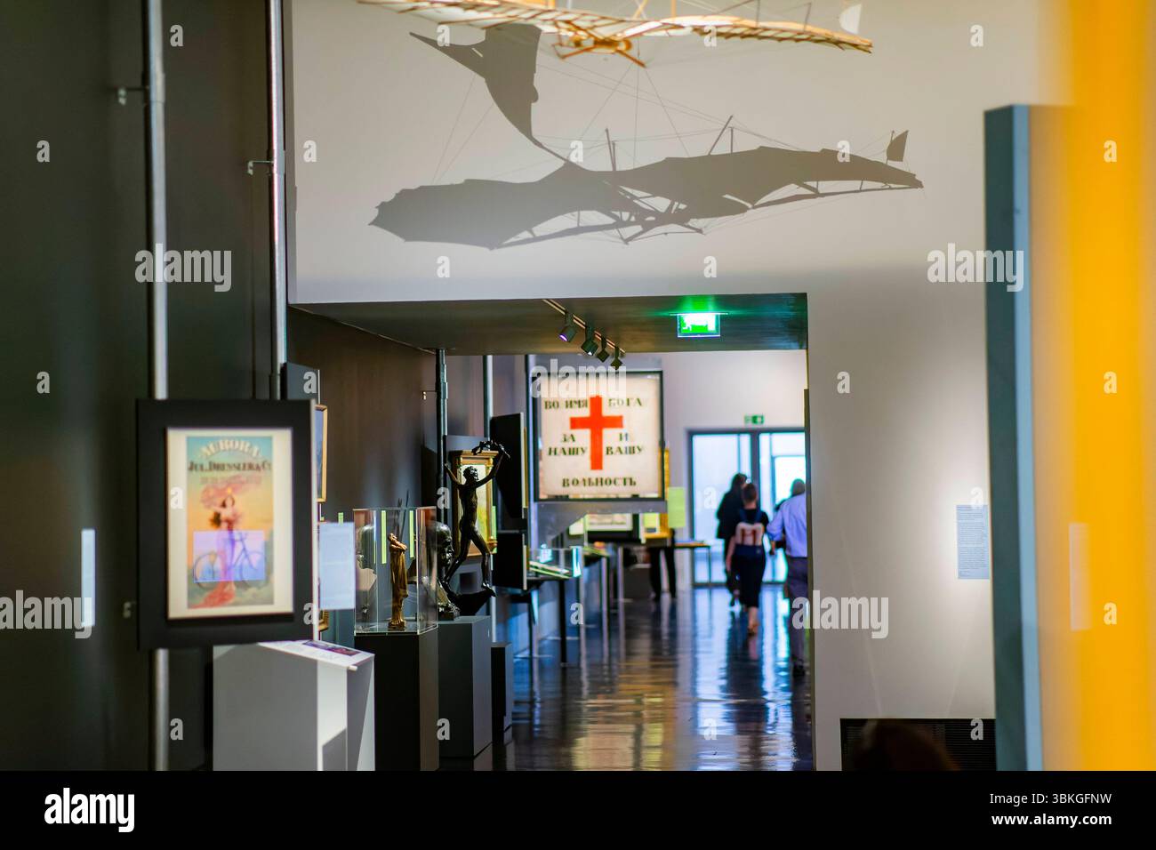Ausstellung ÂFreiheit Svoboda WolnoÅÄ. Eine unvollendete Geschichte.Â im Hygiene-Museum Dresden die Ausstellung behandelt das vielschichtige Thema Freiheit aus historischer, kultureller und aktueller Perspektive. Zeigt wird, wie unterschiedliche Freiheitsbegriffe in Europa, besonders in Polen, Tschechien und der DDR, entstanden sind und sich bis heute weiterentwickeln. Entstanden ist sie in Zusammenarbeit mit dem Europäischen SolidarnoÅÄ-Zentrum in Danzig, der Nationalgalerie Prag und dem Nationalmuseum Breslau. Dresden Sachsen Deutschland *** Ausstellung Freiheit Svoboda WolnoÅÄ an Unfinishe Stockfoto