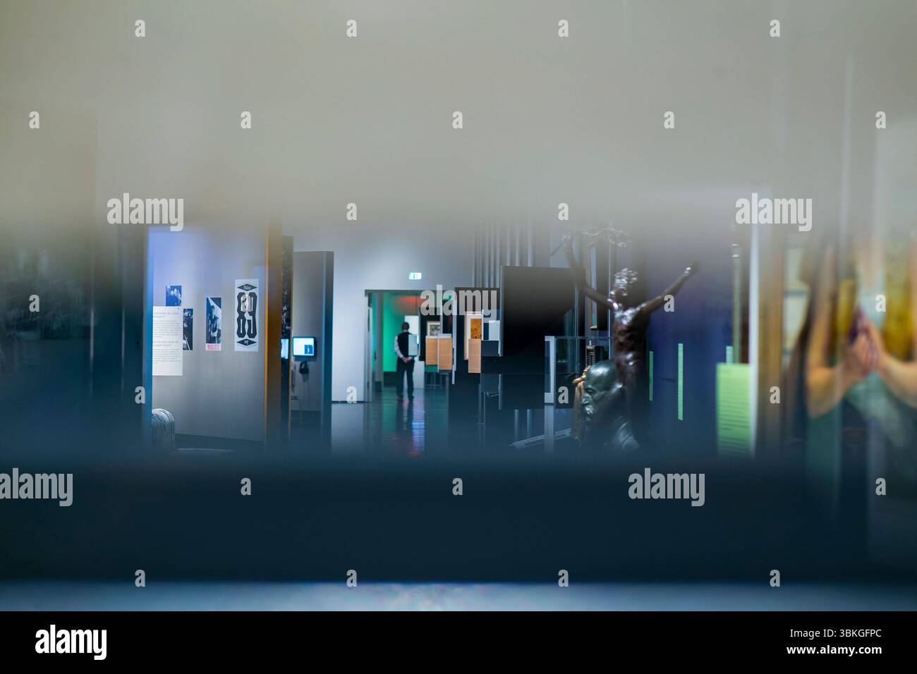 Ausstellung ÂFreiheit Svoboda WolnoÅÄ. Eine unvollendete Geschichte.Â im Hygiene-Museum Dresden die Ausstellung behandelt das vielschichtige Thema Freiheit aus historischer, kultureller und aktueller Perspektive. Zeigt wird, wie unterschiedliche Freiheitsbegriffe in Europa, besonders in Polen, Tschechien und der DDR, entstanden sind und sich bis heute weiterentwickeln. Entstanden ist sie in Zusammenarbeit mit dem Europäischen SolidarnoÅÄ-Zentrum in Danzig, der Nationalgalerie Prag und dem Nationalmuseum Breslau. Dresden Sachsen Deutschland *** Ausstellung Freiheit Svoboda WolnoÅÄ an Unfinishe Stockfoto