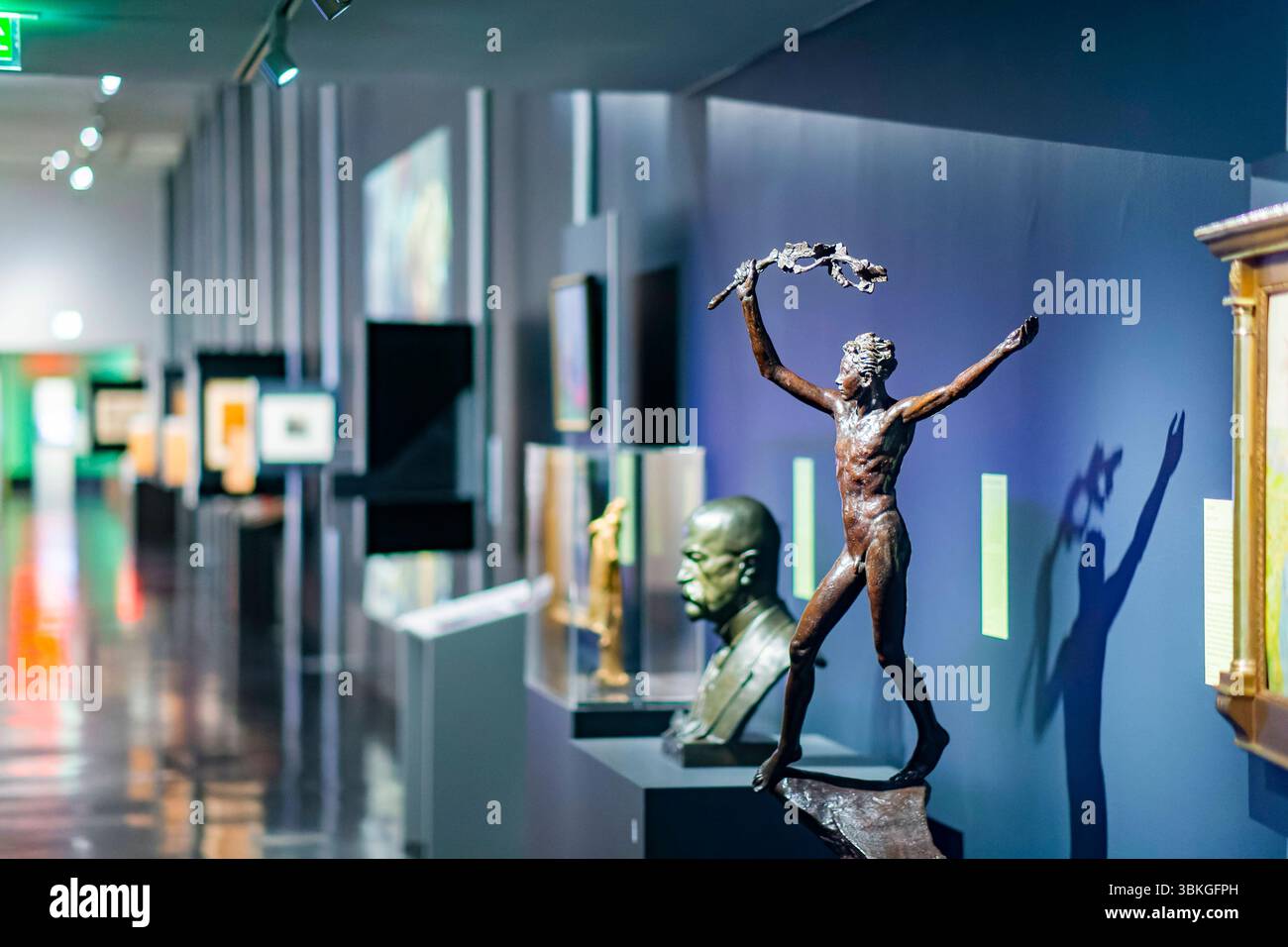 Ausstellung ÂFreiheit Svoboda WolnoÅÄ. Eine unvollendete Geschichte.Â im Hygiene-Museum Dresden die Ausstellung behandelt das vielschichtige Thema Freiheit aus historischer, kultureller und aktueller Perspektive. Zeigt wird, wie unterschiedliche Freiheitsbegriffe in Europa, besonders in Polen, Tschechien und der DDR, entstanden sind und sich bis heute weiterentwickeln. Entstanden ist sie in Zusammenarbeit mit dem Europäischen SolidarnoÅÄ-Zentrum in Danzig, der Nationalgalerie Prag und dem Nationalmuseum Breslau. Dresden Sachsen Deutschland *** Ausstellung Freiheit Svoboda WolnoÅÄ an Unfinishe Stockfoto