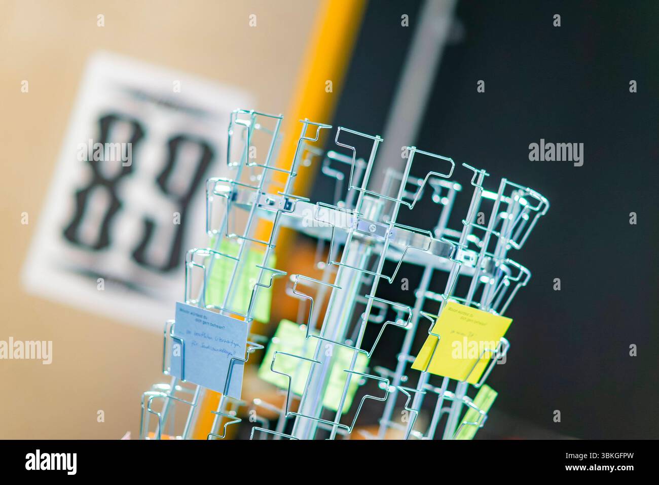 Ausstellung ÂFreiheit Svoboda WolnoÅÄ. Eine unvollendete Geschichte.Â im Hygiene-Museum Dresden die Ausstellung behandelt das vielschichtige Thema Freiheit aus historischer, kultureller und aktueller Perspektive. Zeigt wird, wie unterschiedliche Freiheitsbegriffe in Europa, besonders in Polen, Tschechien und der DDR, entstanden sind und sich bis heute weiterentwickeln. Entstanden ist sie in Zusammenarbeit mit dem Europäischen SolidarnoÅÄ-Zentrum in Danzig, der Nationalgalerie Prag und dem Nationalmuseum Breslau. Dresden Sachsen Deutschland *** Ausstellung Freiheit Svoboda WolnoÅÄ an Unfinishe Stockfoto