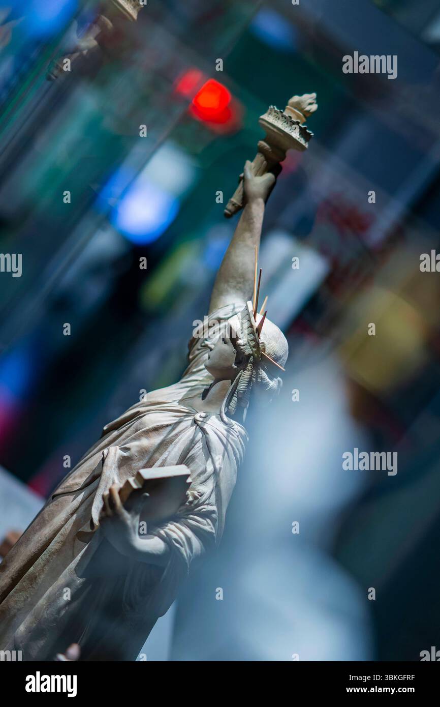 Ausstellung ÂFreiheit Svoboda WolnoÅÄ. Eine unvollendete Geschichte.Â im Hygiene-Museum Dresden die Ausstellung behandelt das vielschichtige Thema Freiheit aus historischer, kultureller und aktueller Perspektive. Zeigt wird, wie unterschiedliche Freiheitsbegriffe in Europa, besonders in Polen, Tschechien und der DDR, entstanden sind und sich bis heute weiterentwickeln. Entstanden ist sie in Zusammenarbeit mit dem Europäischen SolidarnoÅÄ-Zentrum in Danzig, der Nationalgalerie Prag und dem Nationalmuseum Breslau. Dresden Sachsen Deutschland *** Ausstellung Freiheit Svoboda WolnoÅÄ an Unfinishe Stockfoto