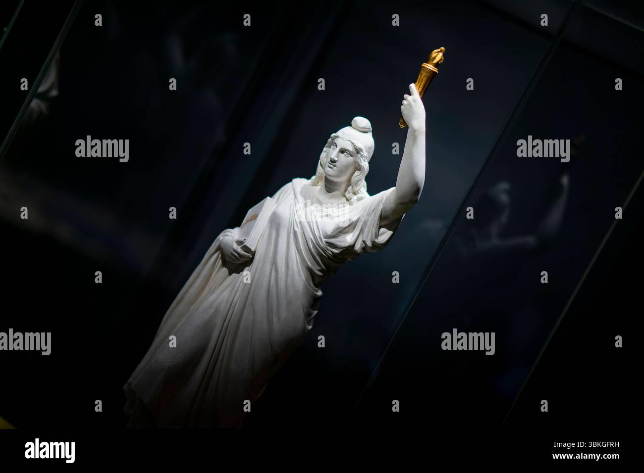 Ausstellung ÂFreiheit Svoboda WolnoÅÄ. Eine unvollendete Geschichte.Â im Hygiene-Museum Dresden die Ausstellung behandelt das vielschichtige Thema Freiheit aus historischer, kultureller und aktueller Perspektive. Zeigt wird, wie unterschiedliche Freiheitsbegriffe in Europa, besonders in Polen, Tschechien und der DDR, entstanden sind und sich bis heute weiterentwickeln. Entstanden ist sie in Zusammenarbeit mit dem Europäischen SolidarnoÅÄ-Zentrum in Danzig, der Nationalgalerie Prag und dem Nationalmuseum Breslau. Dresden Sachsen Deutschland *** Ausstellung Freiheit Svoboda WolnoÅÄ an Unfinishe Stockfoto