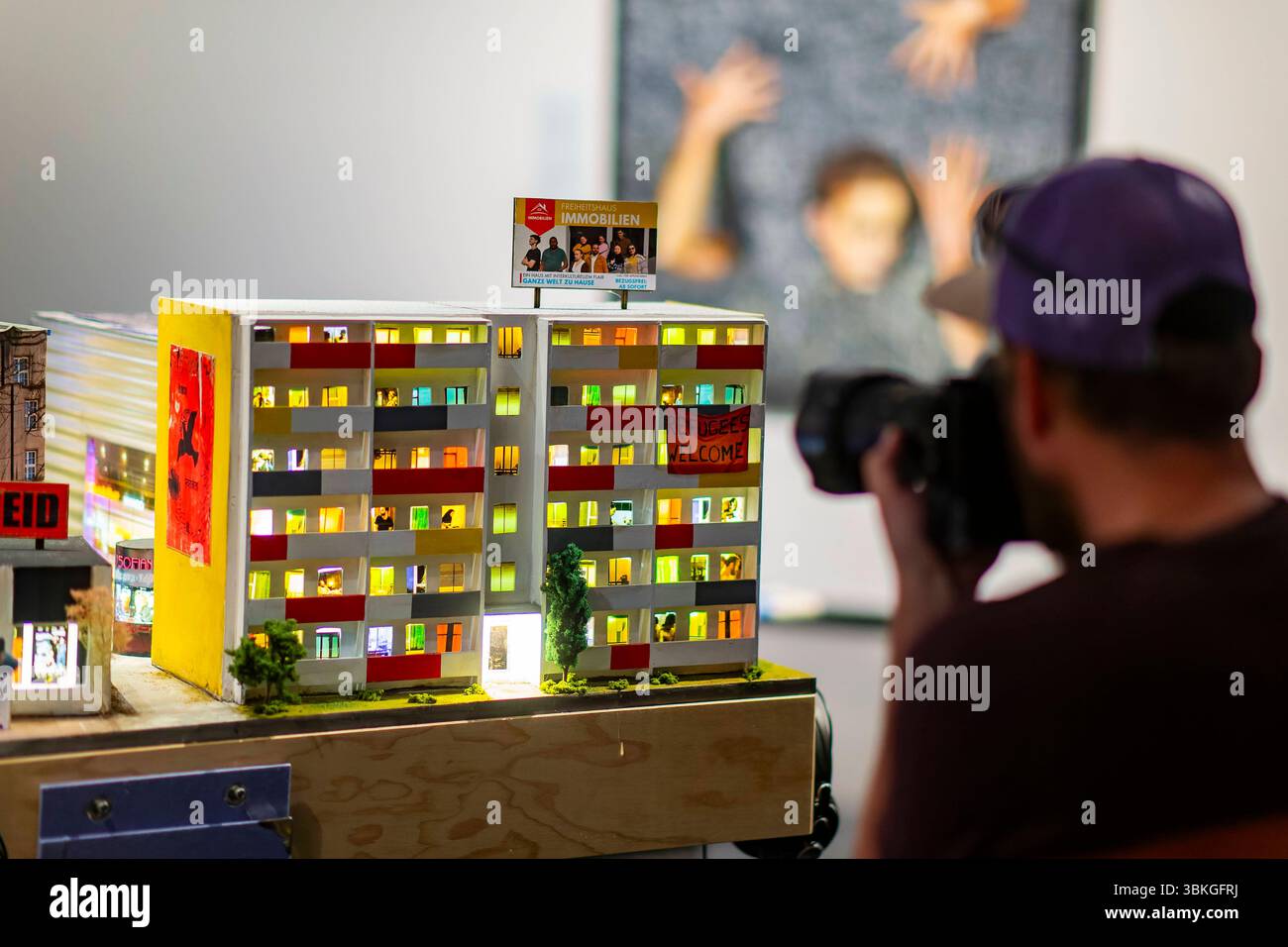 Ausstellung ÂFreiheit Svoboda WolnoÅÄ. Eine unvollendete Geschichte.Â im Hygiene-Museum Dresden die Ausstellung behandelt das vielschichtige Thema Freiheit aus historischer, kultureller und aktueller Perspektive. Zeigt wird, wie unterschiedliche Freiheitsbegriffe in Europa, besonders in Polen, Tschechien und der DDR, entstanden sind und sich bis heute weiterentwickeln. Entstanden ist sie in Zusammenarbeit mit dem Europäischen SolidarnoÅÄ-Zentrum in Danzig, der Nationalgalerie Prag und dem Nationalmuseum Breslau. Dresden Sachsen Deutschland *** Ausstellung Freiheit Svoboda WolnoÅÄ an Unfinishe Stockfoto