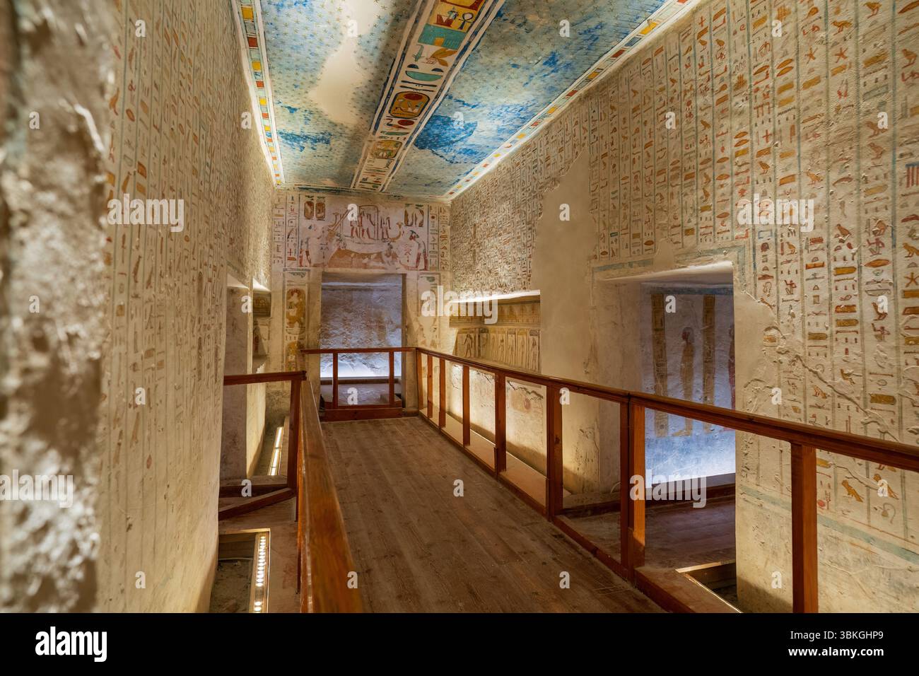 Ein Blick auf ein gut erhaltenes altägyptisches Grab, das mit komplizierten Hieroglyphen und lebhaften Darstellungen an den Wänden und der Decke geschmückt ist und das r Stockfoto
