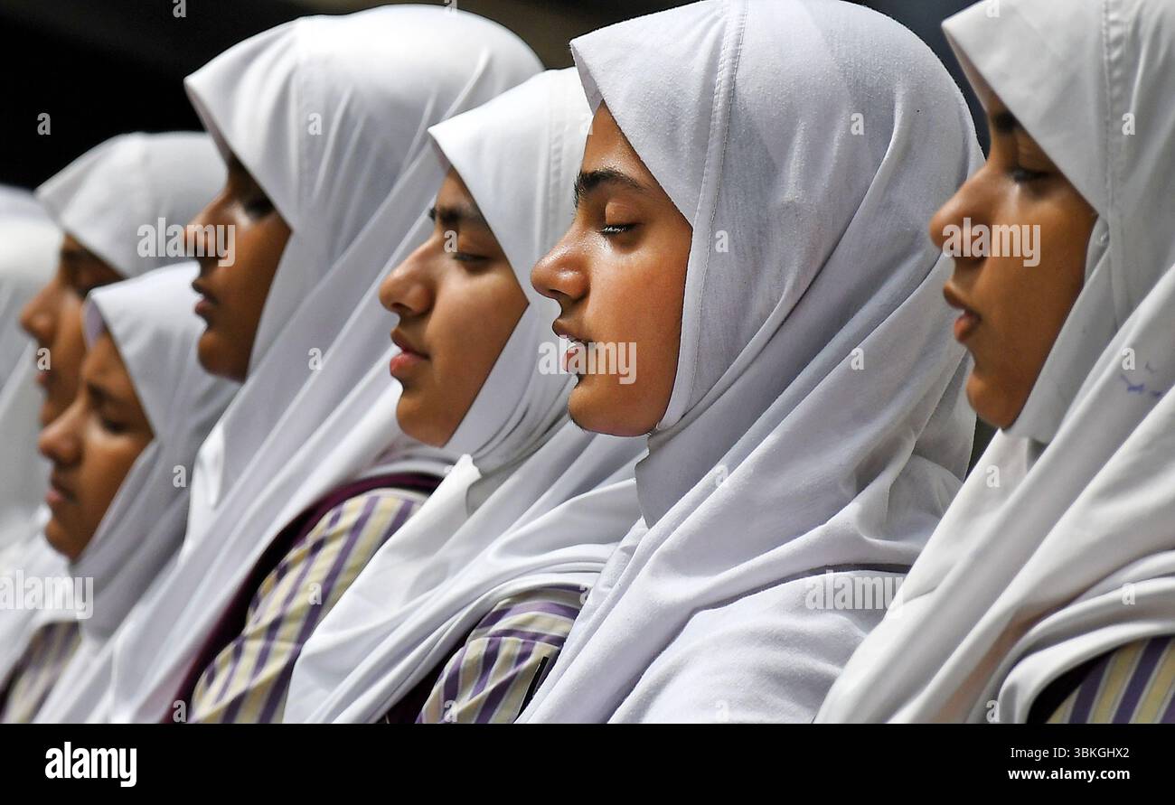 Mumbai, Indien. Juni 2025. Schüler der N.H English Academy nehmen an einer Yoga-Sitzung Teil, die anlässlich des Internationalen Yoga-Tages durchgeführt wird. Regelmäßige Yoga-Übungen ab einem sehr jungen Alter bringen signifikante Vorteile bei der Reduzierung von Stress und Angst und fördern die körperliche Gesundheit und das geistige Wohlbefinden, was wiederum Freude, Glück und Seelenfrieden bringt. Quelle: SOPA Images Limited/Alamy Live News Stockfoto