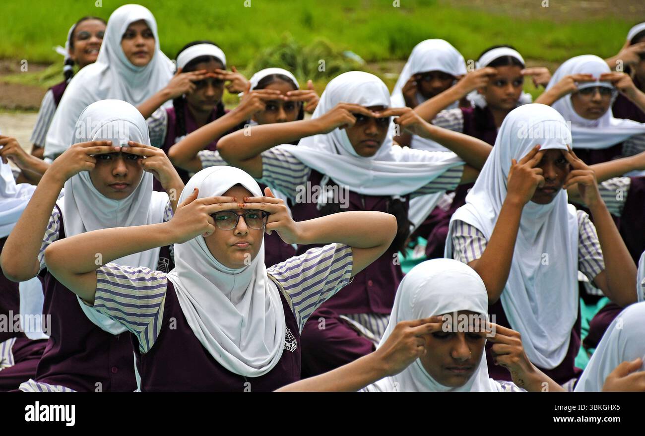 Mumbai, Indien. Juni 2025. Schüler der N.H English Academy nehmen an einer Yoga-Sitzung Teil, die anlässlich des Internationalen Yoga-Tages durchgeführt wird. Regelmäßige Yoga-Übungen ab einem sehr jungen Alter bringen signifikante Vorteile bei der Reduzierung von Stress und Angst und fördern die körperliche Gesundheit und das geistige Wohlbefinden, was wiederum Freude, Glück und Seelenfrieden bringt. Quelle: SOPA Images Limited/Alamy Live News Stockfoto