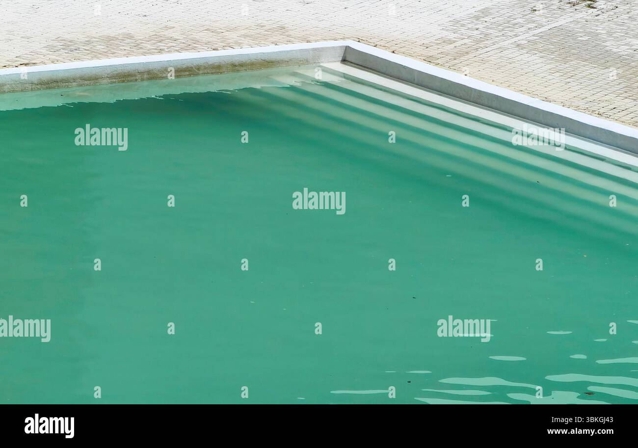 Swimmingpool mit Stufenlagen – Blick auf das Hotel Stockfoto