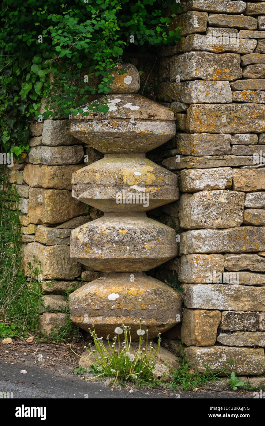Cotswold Steinmauer Design/Skulptur, Stow on the Wold, Gloucestershire, Großbritannien Stockfoto