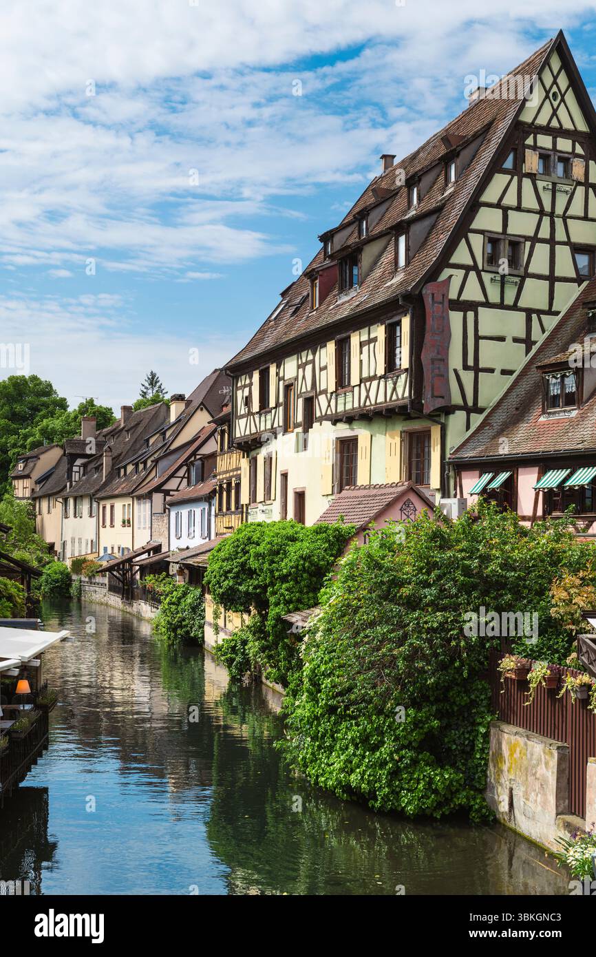 Blick auf den Lauch und die Gebäude des Fachwerkviertels „Little Venice“ von der Traenkbrücke in Colmar, Elsass, Frankreich Stockfoto