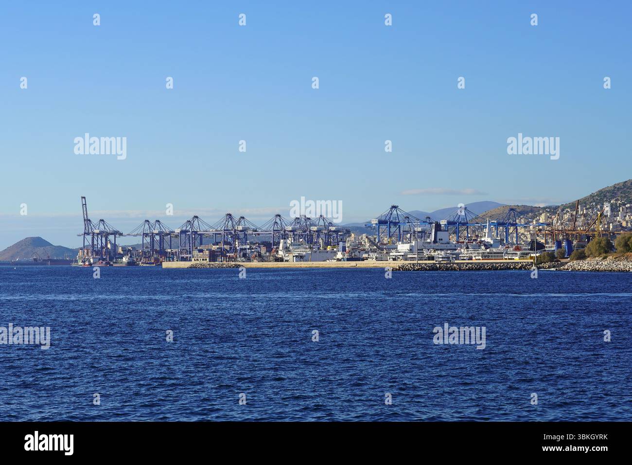 17. November 2023, Piräus, Griechenland. Blick auf das Containerterminal in Perama Stockfoto