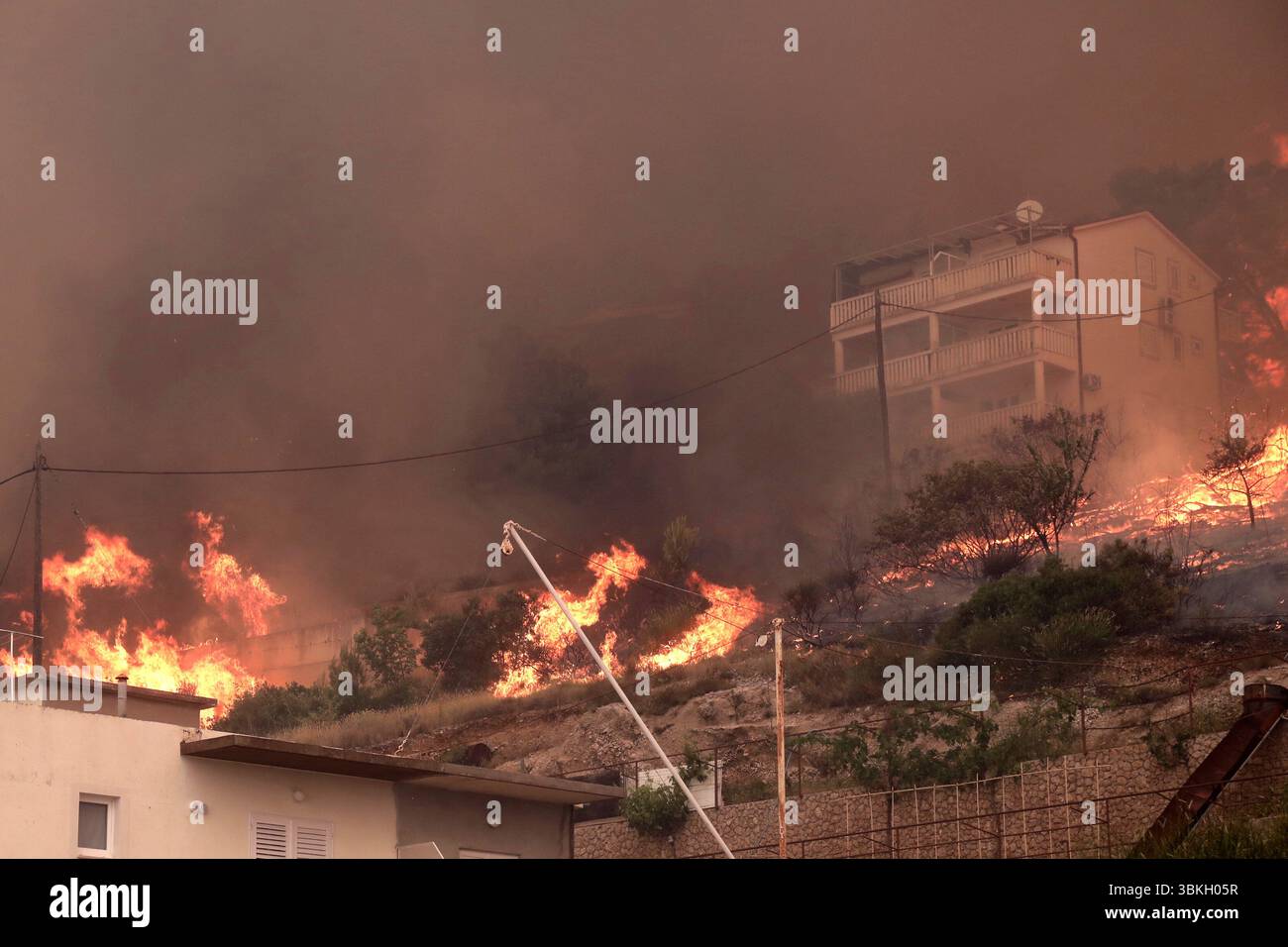 (250621) -- PISAK, 21. Juni 2025 (Xinhua) -- am 21. Juni 2025 bricht in Pisak, Kroatien Ein Brand aus. (Ivo Cagalj/PIXSELL über Xinhua) Stockfoto