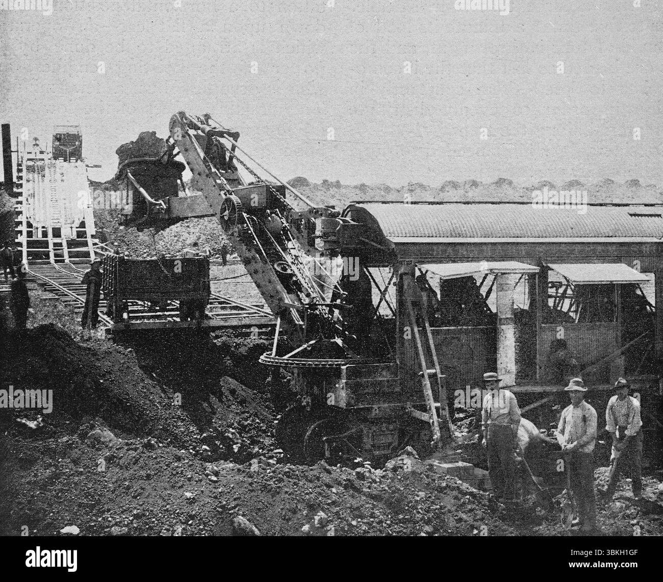 Eine Barnhart-Schaufel, die auch eine Methode zur Entsorgung des ausgegrabenen Materials zeigt. Schwarzweiß-Fotografie, aufgenommen um die 1890er Jahre und veröffentlicht im Cassier's Magazine im Dezember 1894 Stockfoto