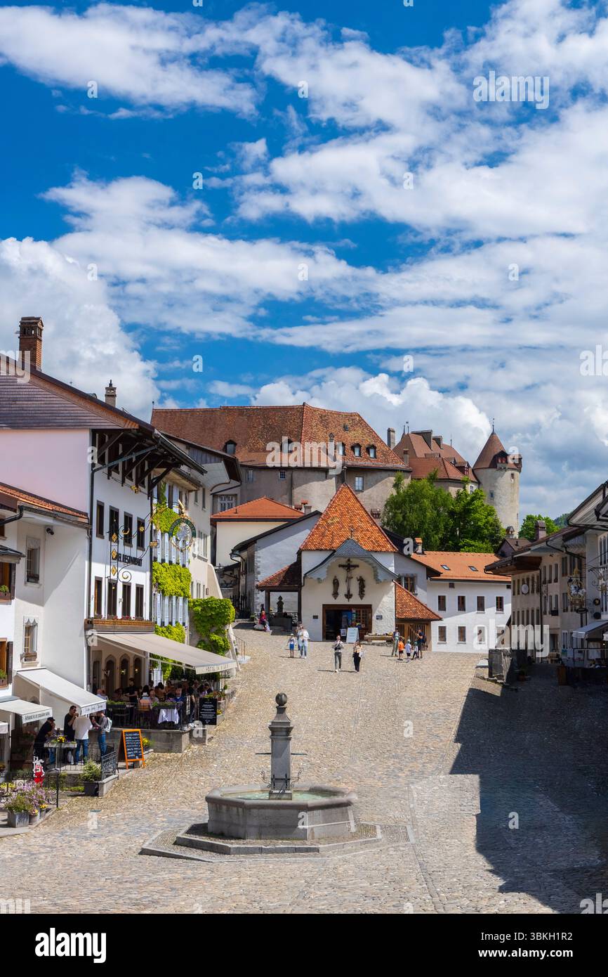 Blick auf das Dorf Gruyeres innerhalb der Burgmauern. Gruyeres, Kanton Freiburg, Schweiz, Europa. Stockfoto