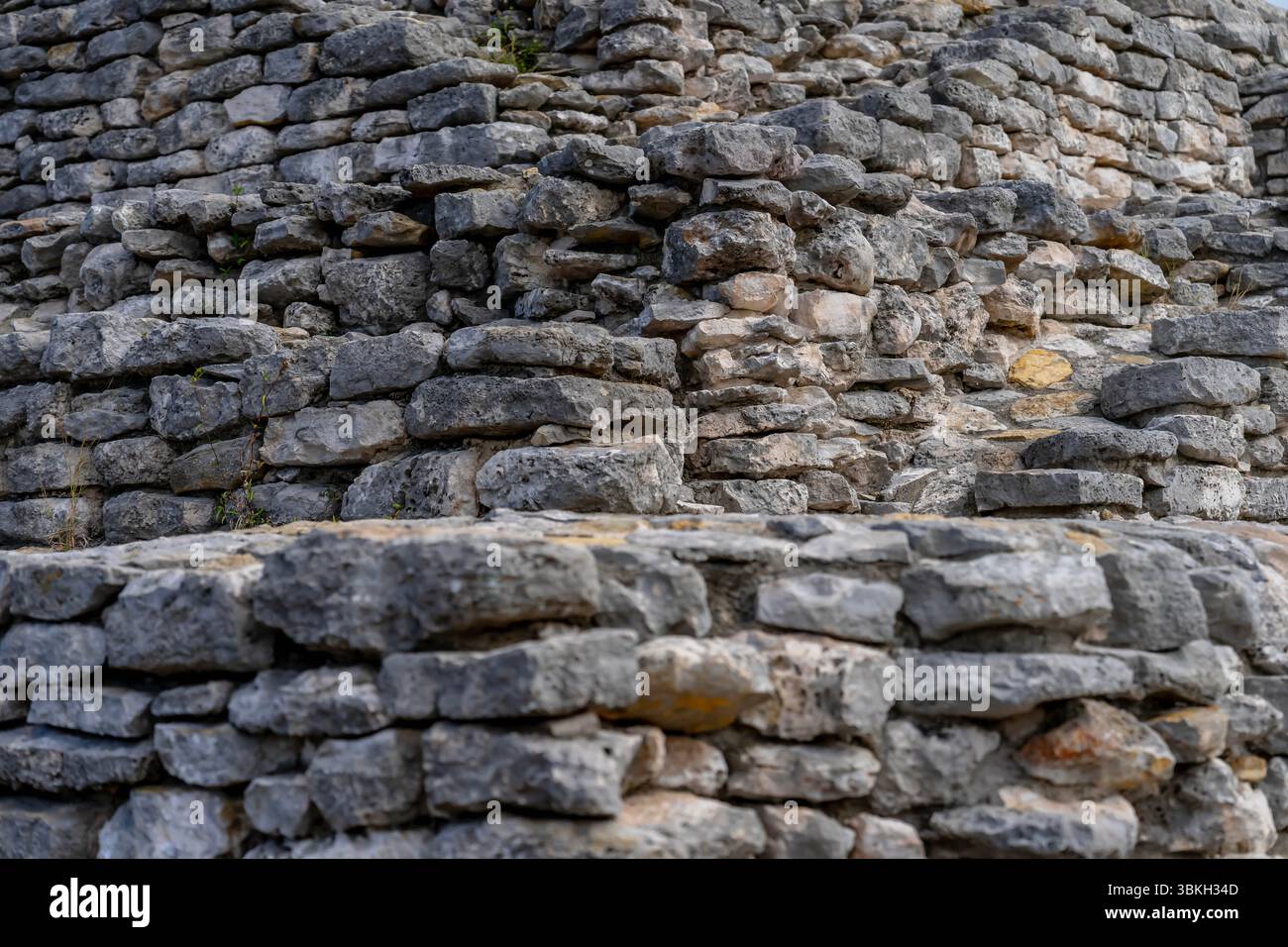 Die Maya-Ruinen von Xcambo in Telchec, Yucatan, Mexiko, bieten einen faszinierenden Einblick in die antike Geschichte – Skulpturen, Pyramiden und eine reiche kulturelle Wandteppiche Stockfoto