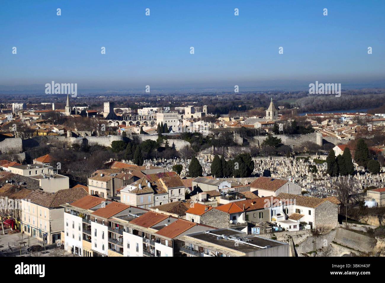 Arles, Frankreich , Provence, 04.01.2023, der Blick von der Dachterrasse des Kulturkomplexes der Luma-Stiftung in Arles / Südfrankreich auf die Altstadt von Arles *** Arles, France , Provence, 04 01 2023, der Blick von der Dachterrasse des Kulturkomplexes der Luma-Stiftung in Arles im Süden Frankreichs auf die Altstadt von Arles Stockfoto