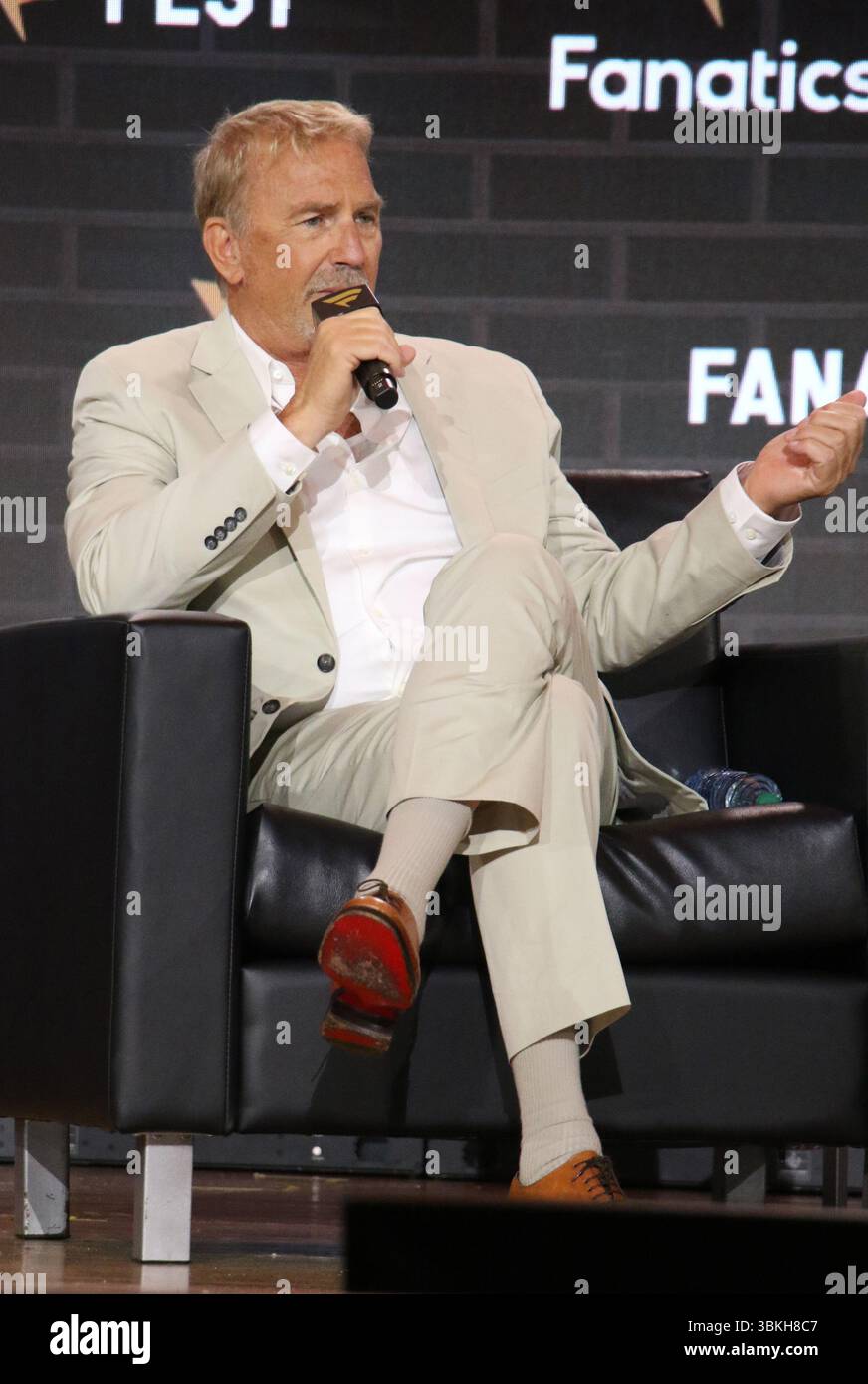 New York, NY, USA. Juni 2025. Kevin Costner während des Sports Film Hall of Fame Panels beim Fanatics fest NYC 2025 im Javits Center am 20. Juni 2025 in New York City. Quelle: Rw Media Punch/Alamy Live News Stockfoto