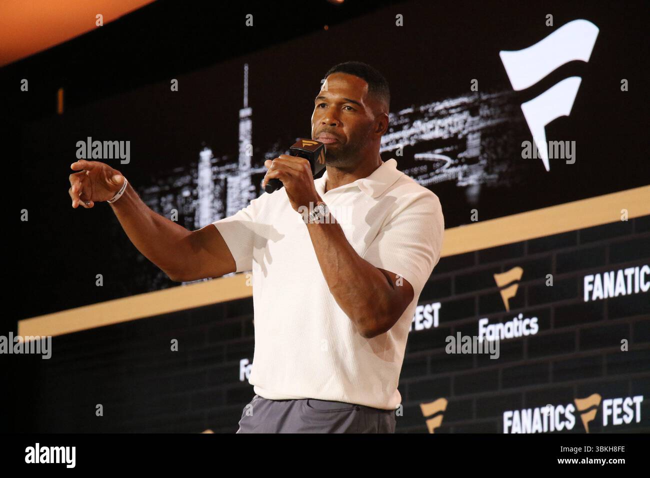New York, NY, USA. Juni 2025. Michael Strahan während des Sports Film Hall of Fame Panels beim Fanatics fest NYC 2025 im Javits Center am 20. Juni 2025 in New York City. Quelle: Rw Media Punch/Alamy Live News Stockfoto
