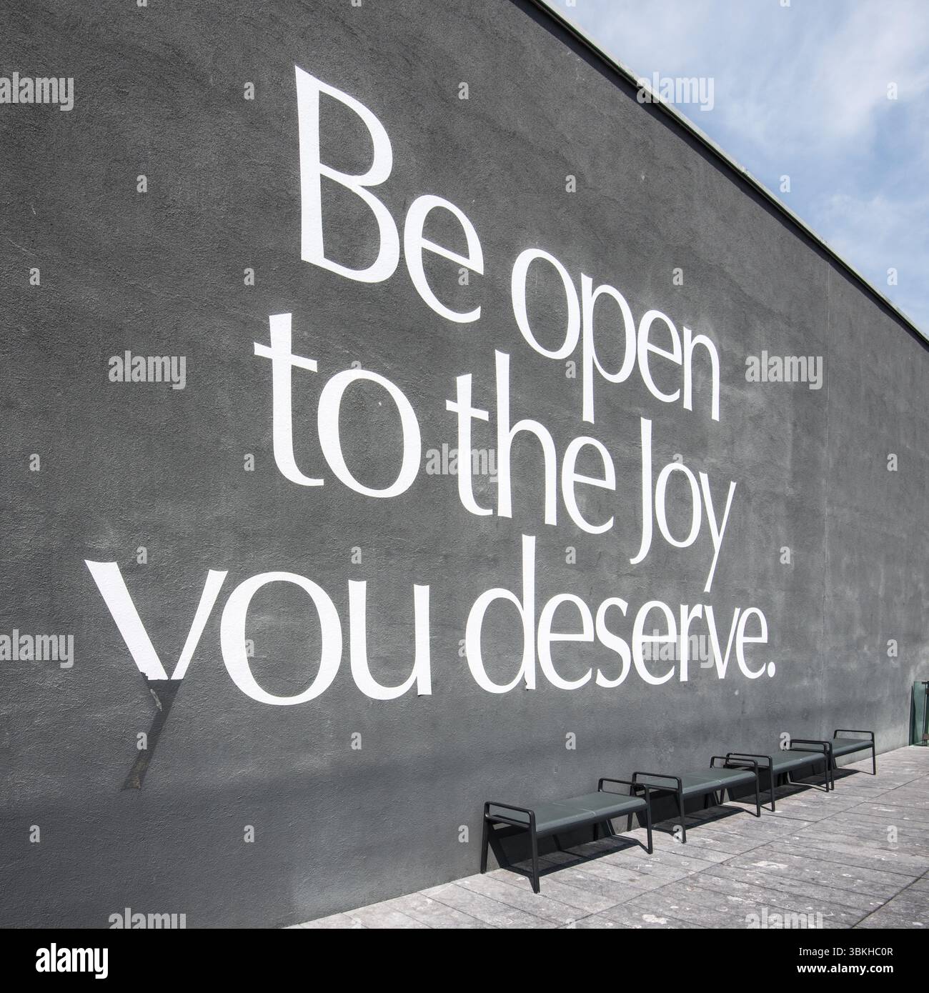Eine großformatige Installation des schottischen Modedesigners Christopher Kane, die an der Fassade von V&A Dundee installiert wurde, verbreitet eine Botschaft der Hoffnung. Stockfoto