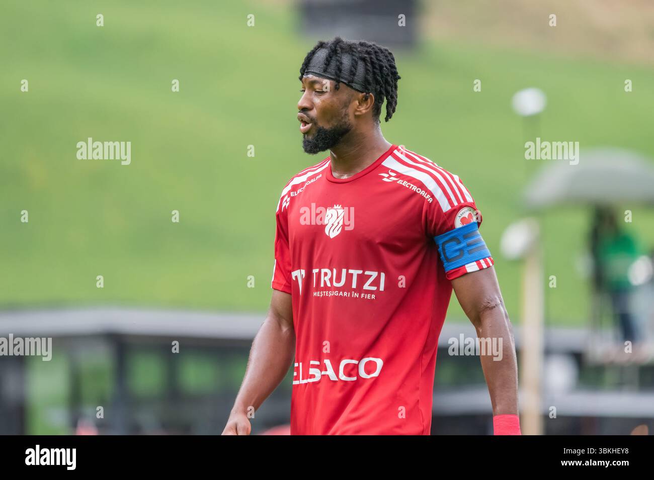 Bramberg am Wildkogel, Österreich – 3. Juli 2023. Botosani Mittelverteidiger Junior Pius während der internationalen Freundschaft Botosani vs Ferencvaros 0-3. Stockfoto