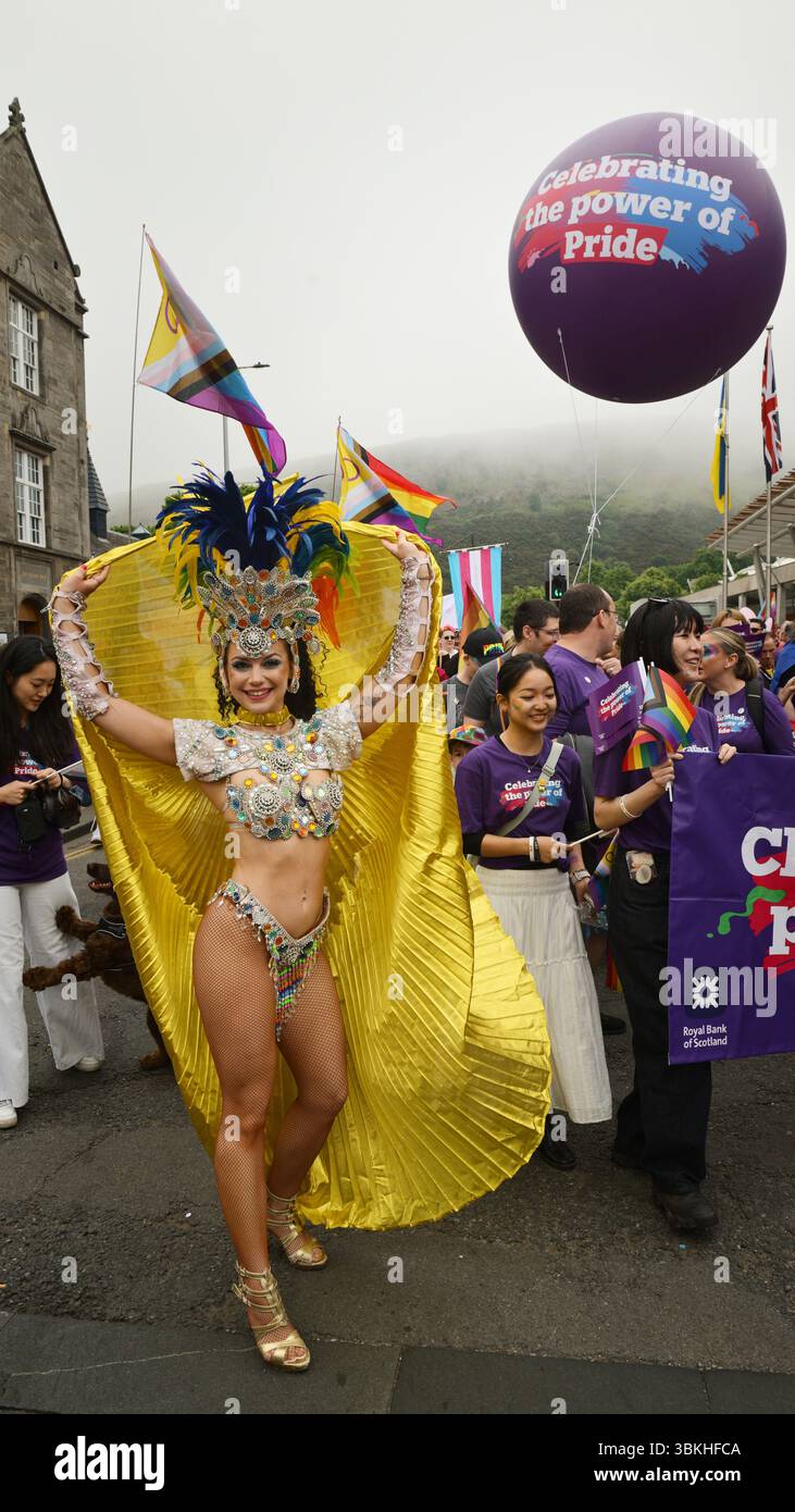 Edinburgh Schottland, Vereinigtes Königreich 21. Juni 2025. Die Teilnehmer des Edinburgh Pride March treffen sich im schottischen Parlament, bevor sie durch die Stadt gehen, um LGBTQ plus Rechte zu unterstützen, bevor sie die Route an den Meadows beenden. Credit sst/alamy Live News Stockfoto
