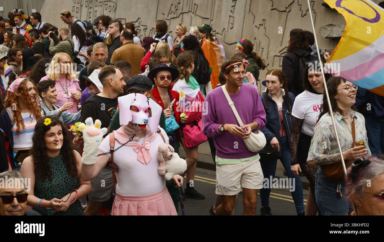 Edinburgh Schottland, Vereinigtes Königreich 21. Juni 2025. Die Teilnehmer des Edinburgh Pride March treffen sich im schottischen Parlament, bevor sie durch die Stadt gehen, um LGBTQ plus Rechte zu unterstützen, bevor sie die Route an den Meadows beenden. Credit sst/alamy Live News Stockfoto