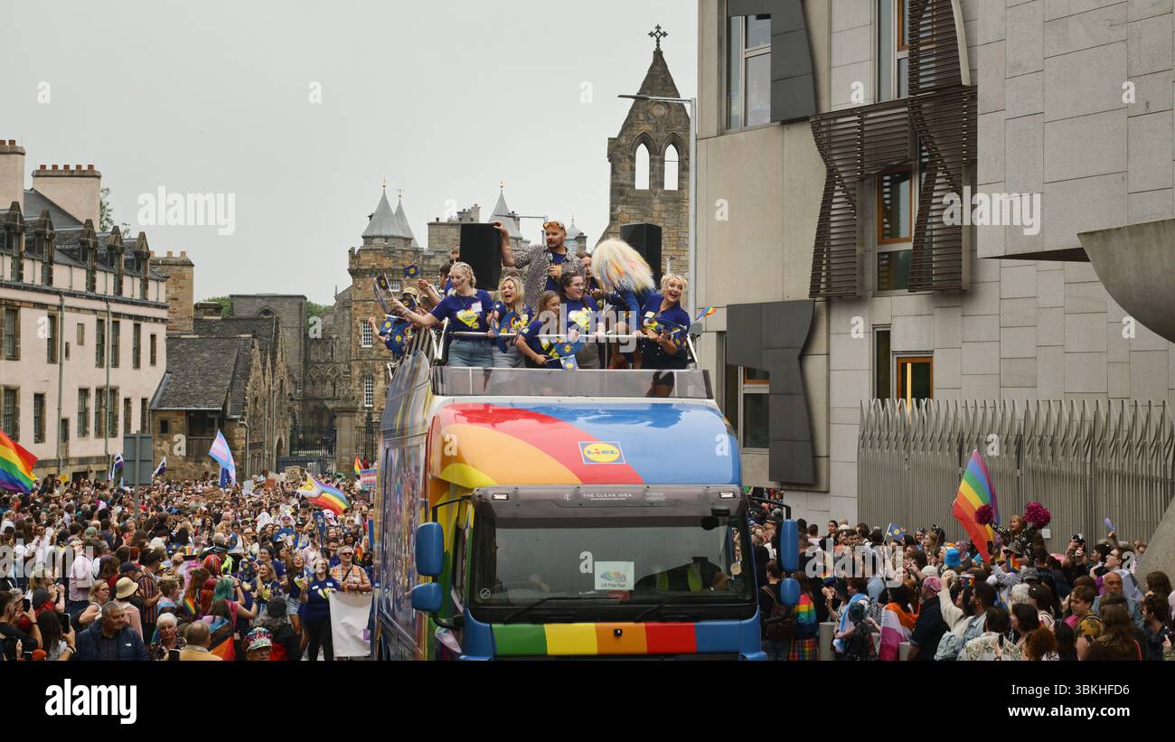 Edinburgh Schottland, Vereinigtes Königreich 21. Juni 2025. Die Teilnehmer des Edinburgh Pride March treffen sich im schottischen Parlament, bevor sie durch die Stadt gehen, um LGBTQ plus Rechte zu unterstützen, bevor sie die Route an den Meadows beenden. Credit sst/alamy Live News Stockfoto