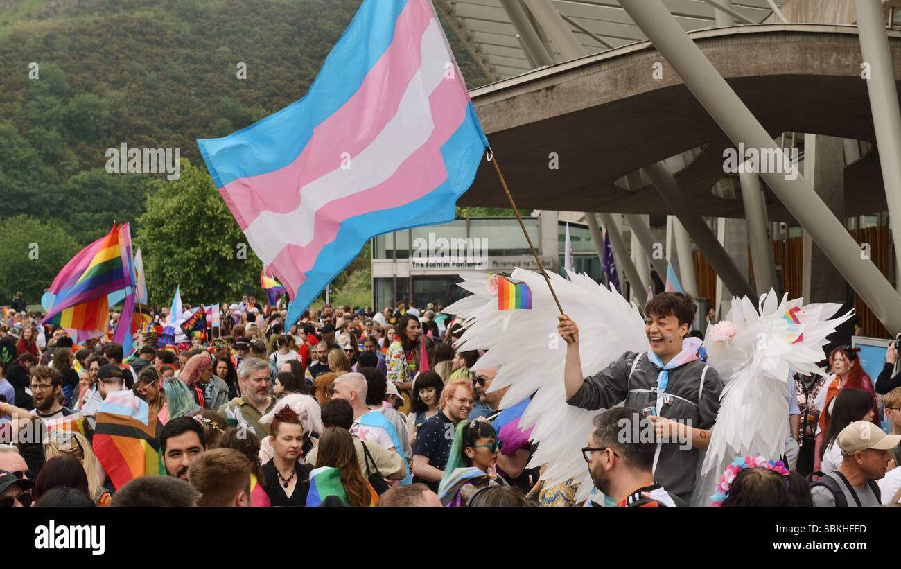 Edinburgh Schottland, Vereinigtes Königreich 21. Juni 2025. Die Teilnehmer des Edinburgh Pride March treffen sich im schottischen Parlament, bevor sie durch die Stadt gehen, um LGBTQ plus Rechte zu unterstützen, bevor sie die Route an den Meadows beenden. Credit sst/alamy Live News Stockfoto