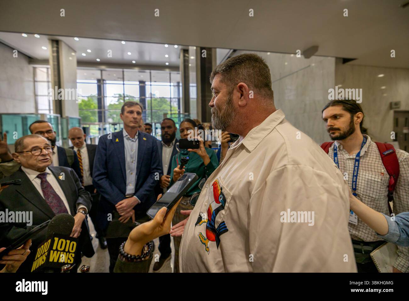 NEW YORK, NEW YORK – 18. JUNI: Der Vertreter Dan Goldman, ein Demokrat aus New York, und der Vertreter Jerry Nadler (links) sprechen mit William Joyce, dem stellvertretenden Leiter des Außendienstes im Department of Homeland Security in New York City, während ihm der Zutritt verweigert wird, um Zellen im Jacob K. Javitz Federal Building in New York, USA, 2025 zu inspizieren. Präsident Donald Trump wies Bundesbeamte an, ihre Bemühungen zur Deportation von Migranten in die größten US-Städte angesichts von Protesten und gerichtlichen Herausforderungen auszuweiten, obwohl seine Regierung versucht, die Auswirkungen der Crackdow abzumildern Stockfoto