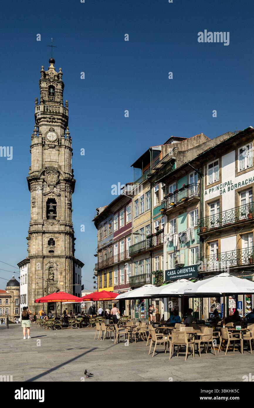 kirchturm torre dos clerigos berühmtes Wahrzeichen im Zentrum von porto portugal Stockfoto