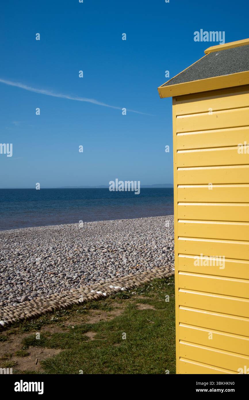 Strand und Strandhütte in Budleigh Salterton, East Devon, England, Großbritannien Stockfoto