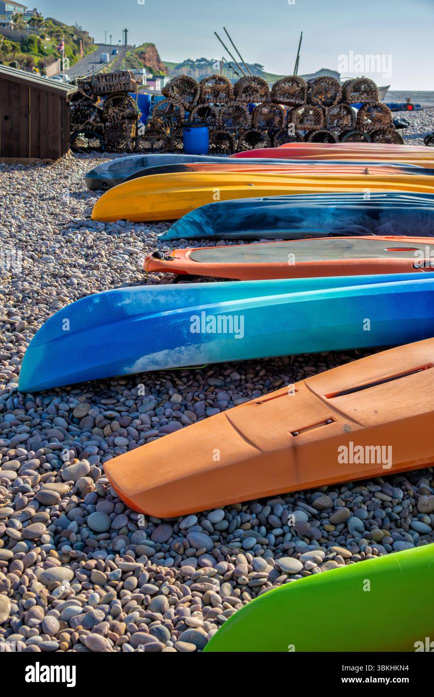 Hummerkrebstöpfe und Kanus am Strand von Budleigh Salterton, Devon, Großbritannien Stockfoto