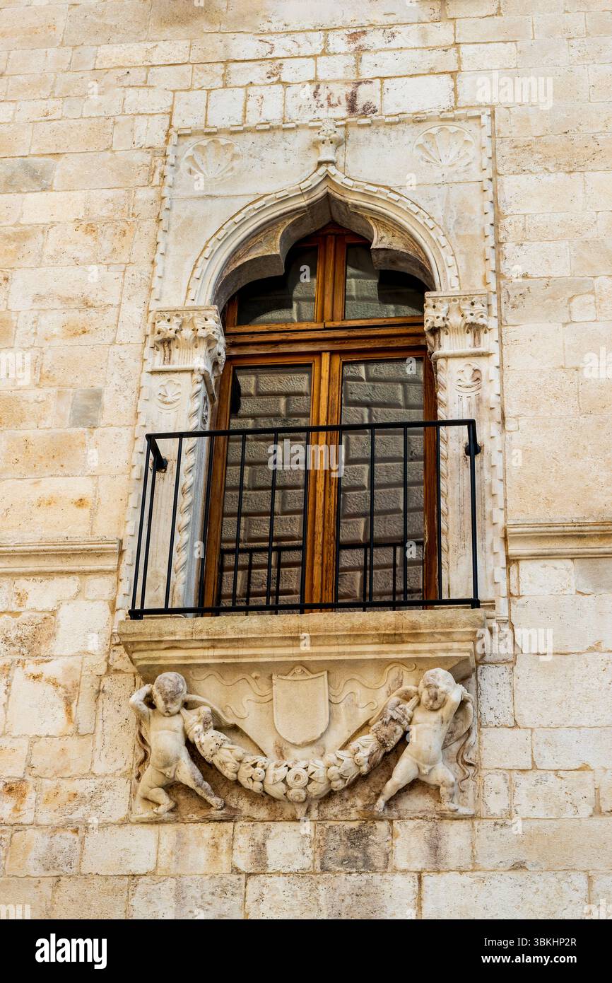 Gotischer Renaissance-Balkon des Ghirardini-Palastes in Zadar, Kroatien. Stockfoto