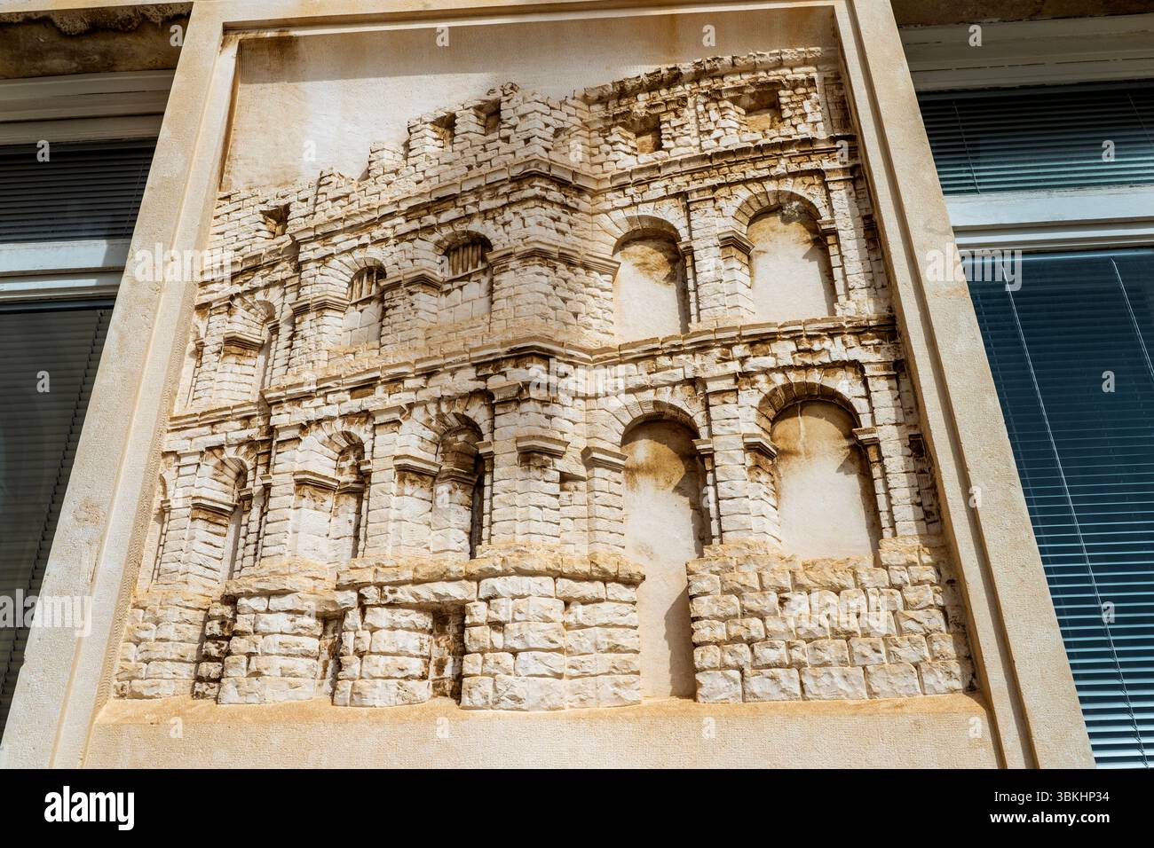 Relief der Pula Arena, altes römisches Amphitheater, in Zadar, Kroatien. Stockfoto