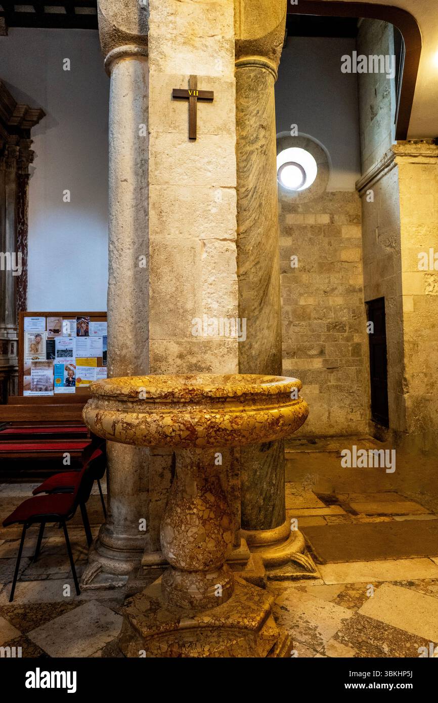 Heiligenwasserbecken in der Kathedrale von Sankt Anastasia in Zadar, Kroatien. Stockfoto