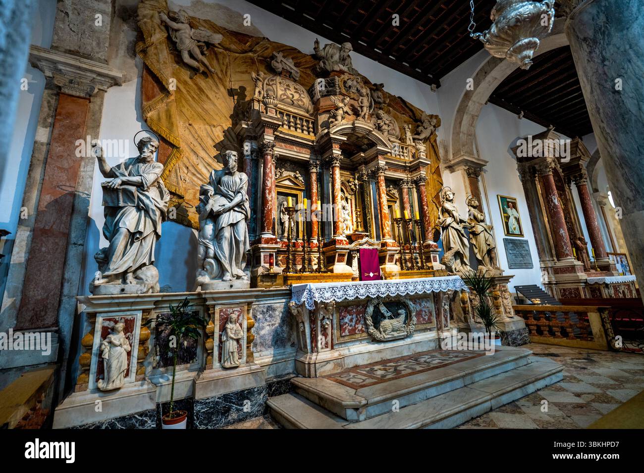 Sider-Altar mit Tabernakel in der Kathedrale Saint Anastasia in Zadar, Kroatien. Stockfoto