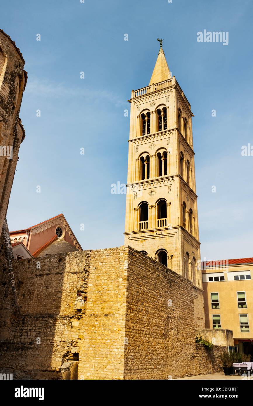 Glockenturm der Kathedrale von Zadar in Kroatien. Stockfoto
