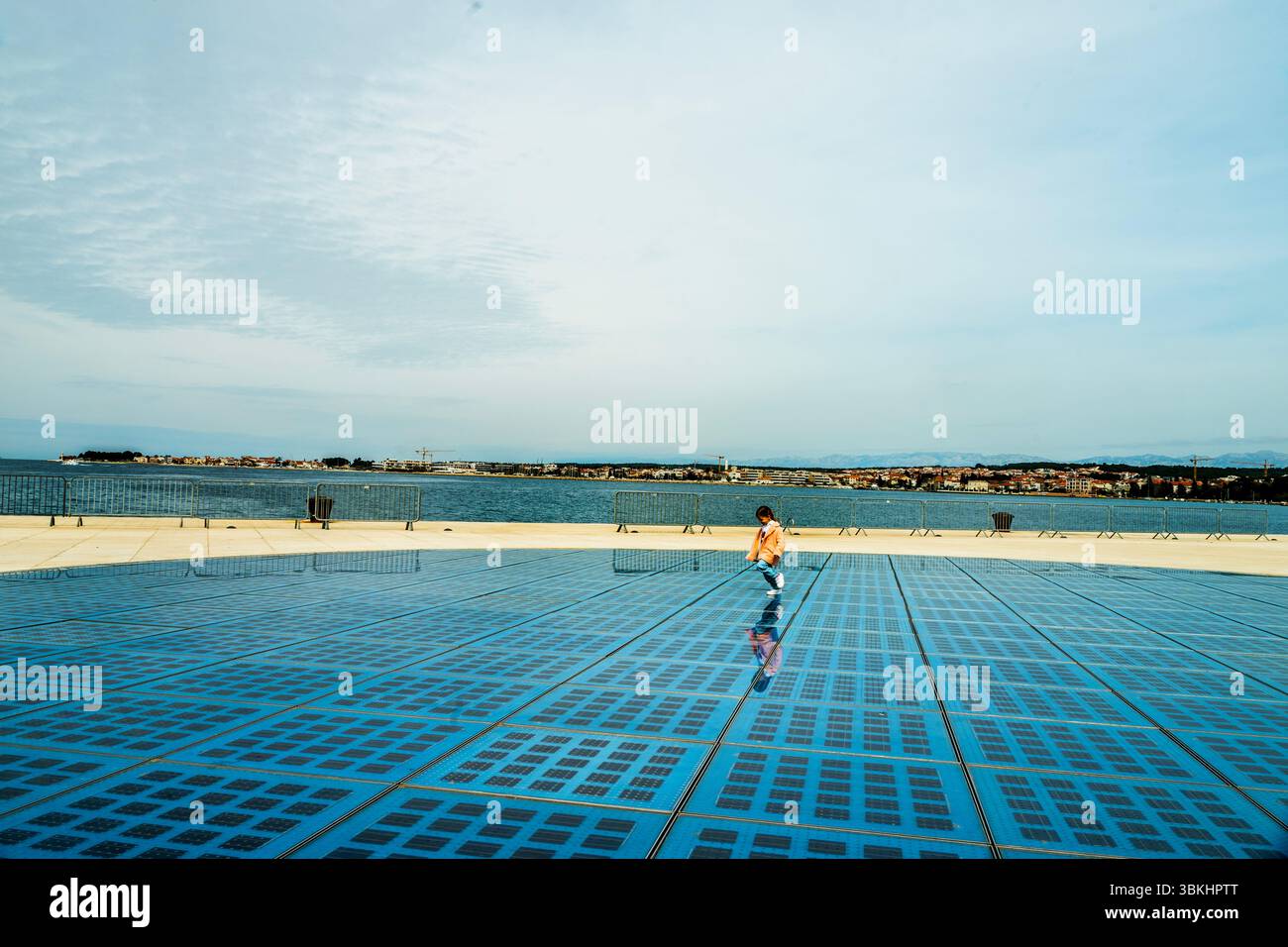 Denkmal für die Sonne in Zadar, Kroatien vom berühmten kroatischen Architekten Nikola Bašić. Stockfoto