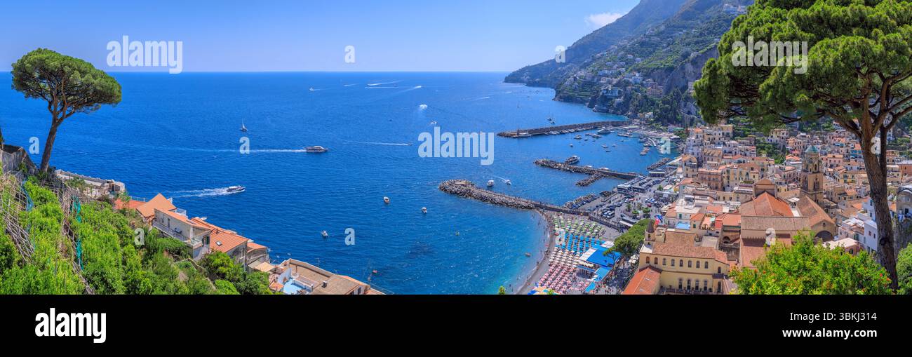 Amalfi Stadtbild in Kampanien, Italien: Blick auf den Sandstrand mit Touristenhafen und das historische Zentrum mit dem berühmten Glockenturm der Kathedrale. Stockfoto