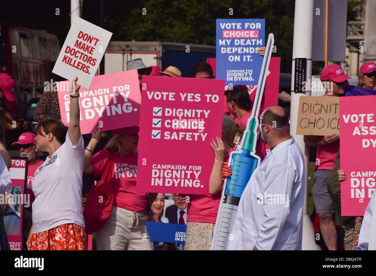 London, Großbritannien. Juni 2025. Sowohl Befürworter als auch Gegner des Assisted Dying Bill treffen sich auf dem Parliament Square, während Parlamentsabgeordnete das Gesetz weiter diskutieren. Quelle: Vuk Valcic/Alamy Live News Stockfoto