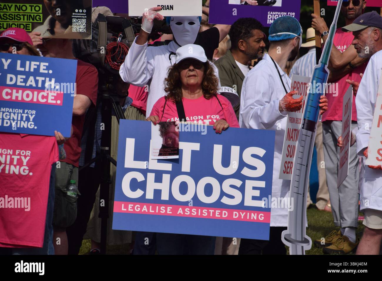 London, Großbritannien. Juni 2025. Sowohl Befürworter als auch Gegner des Assisted Dying Bill treffen sich auf dem Parliament Square, während Parlamentsabgeordnete das Gesetz weiter diskutieren. Quelle: Vuk Valcic/Alamy Live News Stockfoto