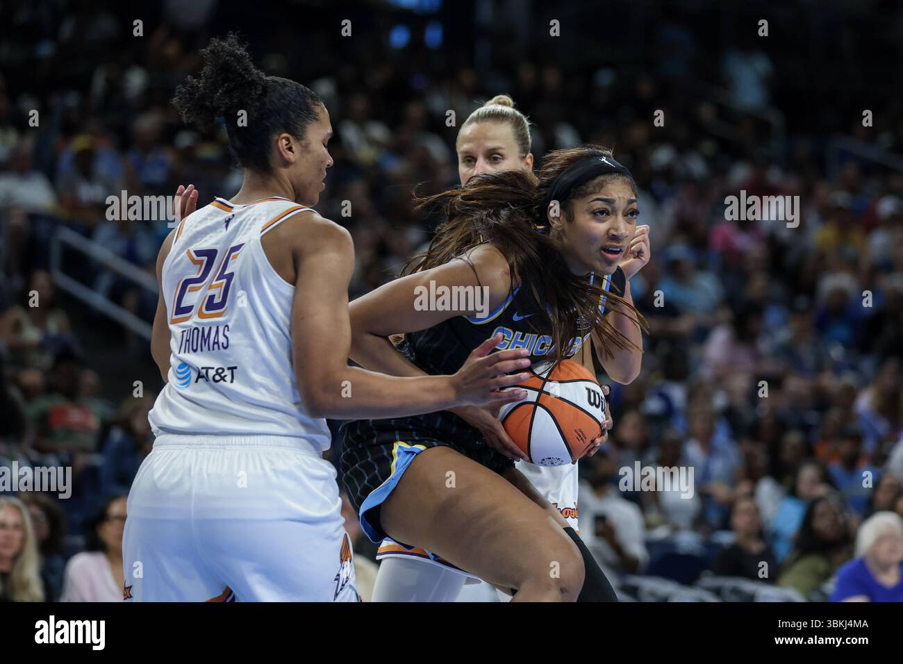 Chicago, USA. Juni 2025. Chicago, USA, 21. Juni 2025: Angel Reese (5 Chicago Sky) fährt während des Spiels zwischen den Chicago Sky und Phoenix Mercury am Samstag, 21. Juni 2025 in der Wintrust Arena, Chicago, USA, zum Korb. (KEINE KOMMERZIELLE NUTZUNG) (Shaina Benhiyoun/SPP) Guthaben: SPP Sport Pressefoto. /Alamy Live News Stockfoto